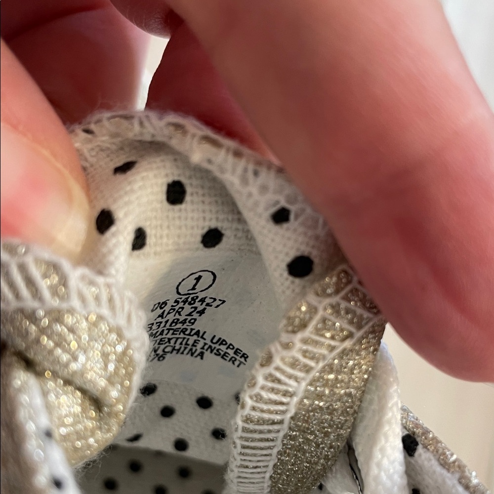 Cynthia Rowley NWOT Girls Size 1  Kids Glittery Gold Sneakers Sparkly - Picture 8 of 8